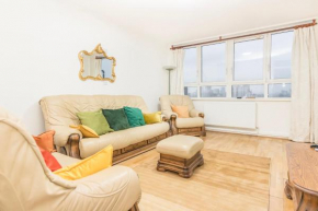 Spacious Split-Level Flat with Fantastic Views